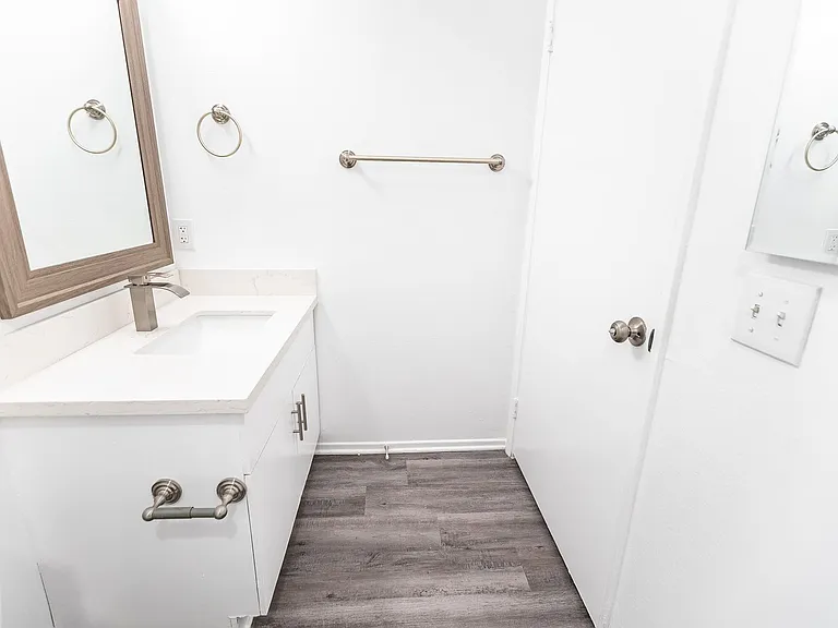 314 South Manhattan Place — Photo 32