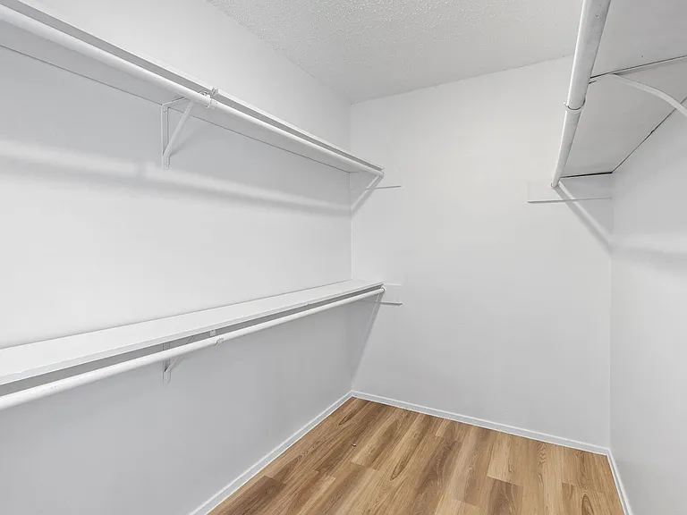 Worthington Apartments — Photo 12