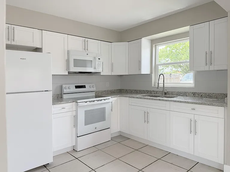 1920 SW 44th Ave #2 — Photo 1