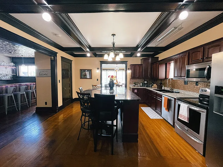 319 E Walnut St — Photo 14