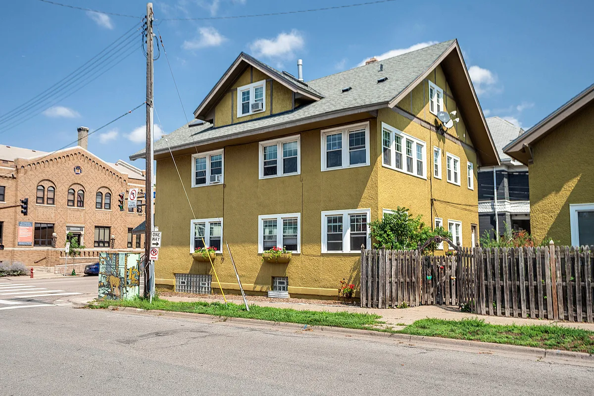 Building Photo - 1523 W Lake St #1B