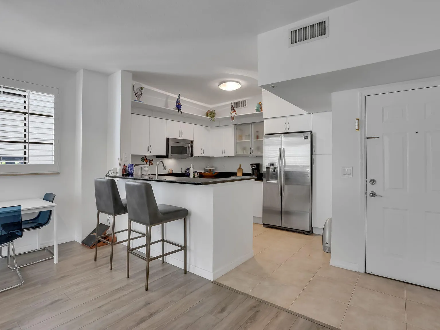 2 bed, 2.0 bath, 1080 sqft, $4,000 — Photo 2
