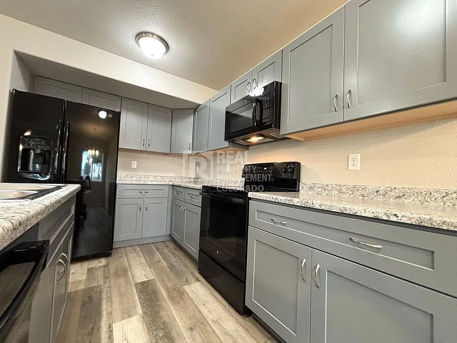 Modern 3 Bedroom Home with Central AC, Garage & Private Patio Near Fort Carson — Photo 3