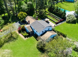 279 Hillcrest Ln, Oyster Bay, NY 11771