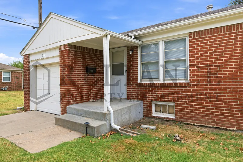 2 bed, 1.0 bath, 858 sqft, $1,095 — Photo 2