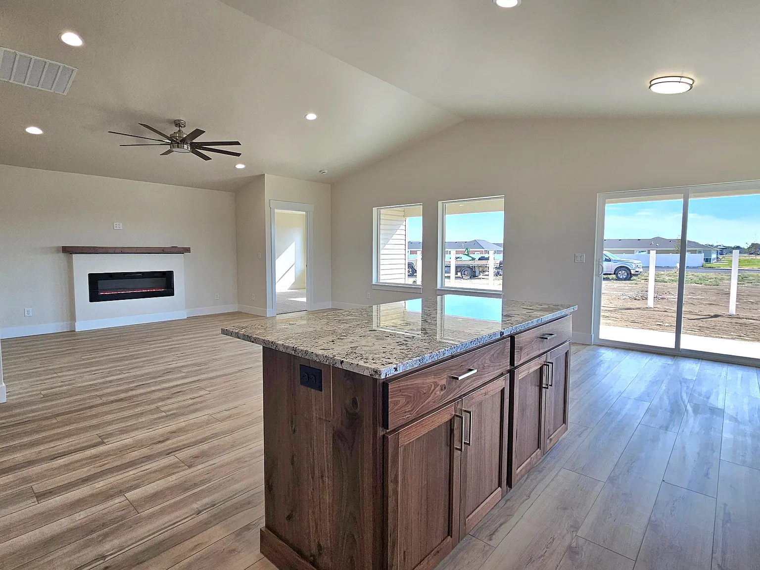 3 bed, 1607 sqft, $2,400 — Photo 3