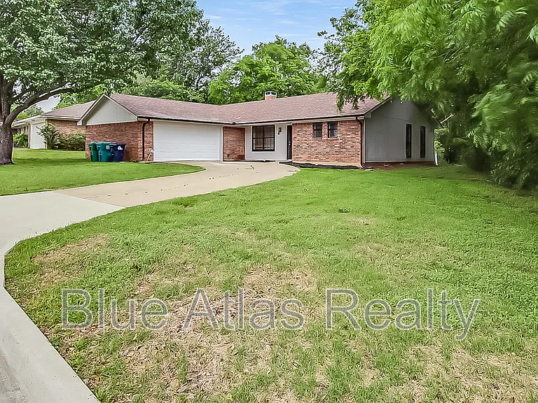 1329 E Windsor Dr — Photo 1