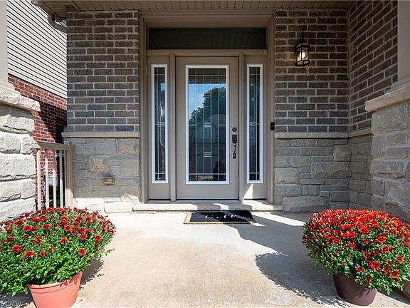 3rd image of 299 Moorlands Cres