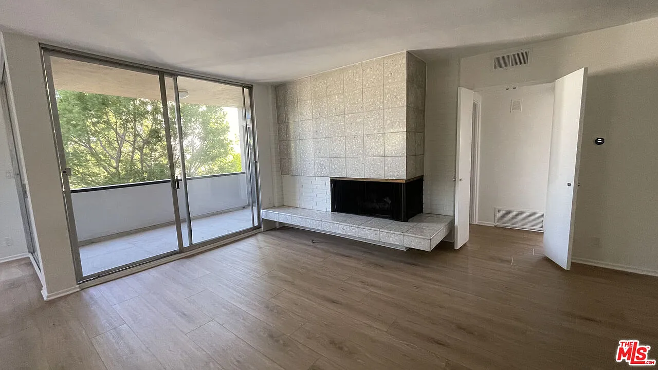 2 bed, 2.0 bath, 1300 sqft, $3,500 — Photo 2