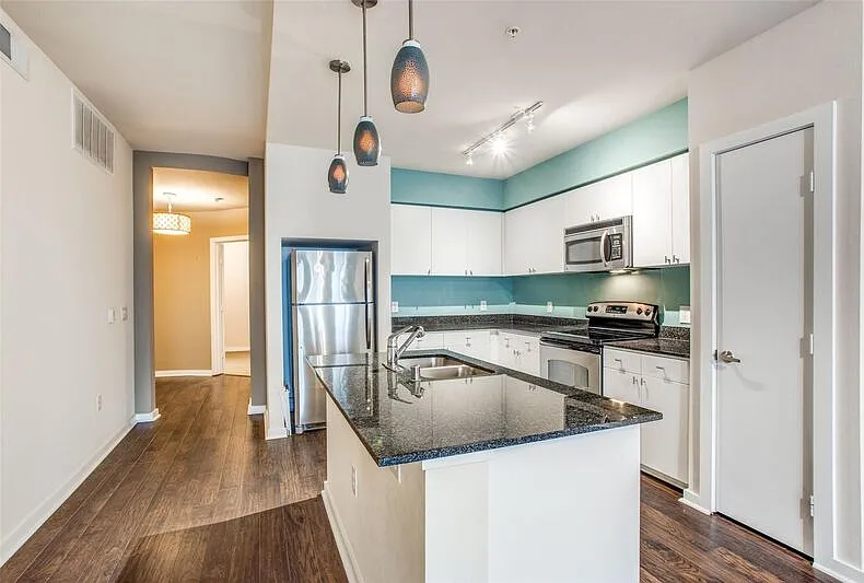 2 bed, 2.0 bath, 1332 sqft, $2,500 — Photo 4