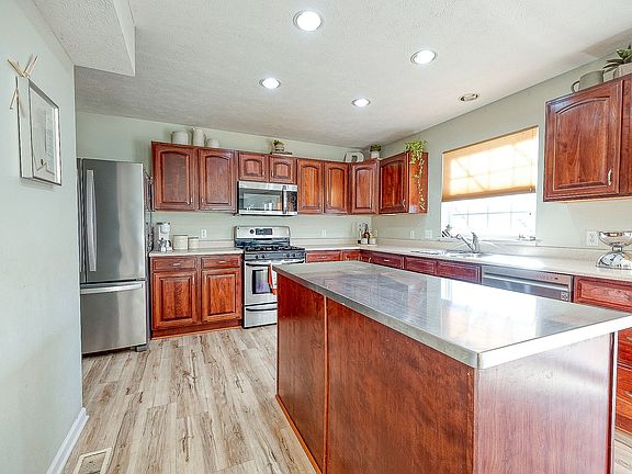 5th image of 220 Blossom Ct