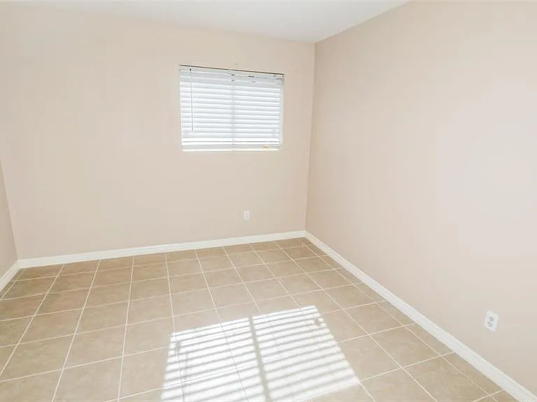7500 W Loop S Fwy #D — Photo 22