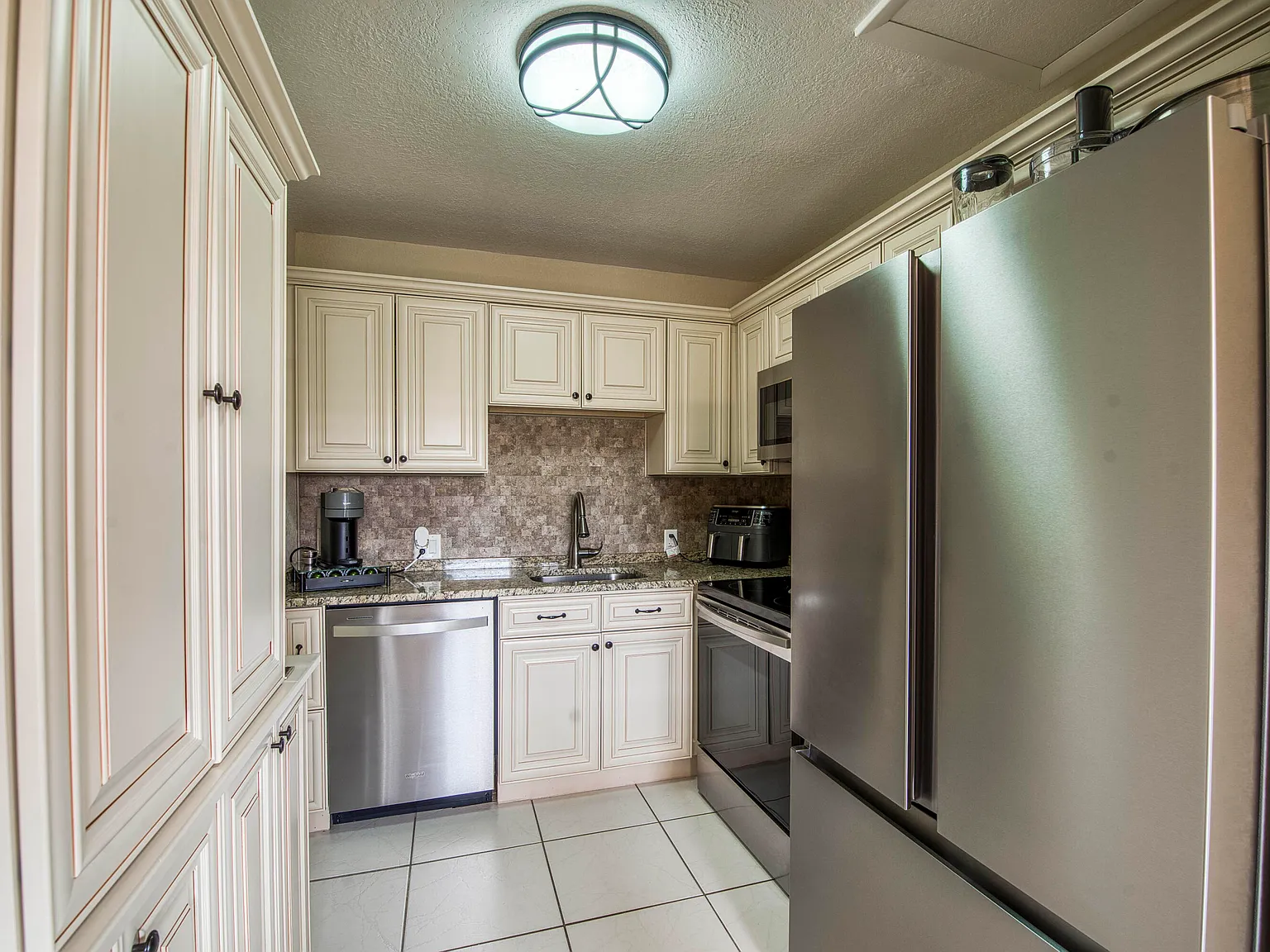 2 bed, 1.5 bath, 840 sqft, $1,800 — Photo 2