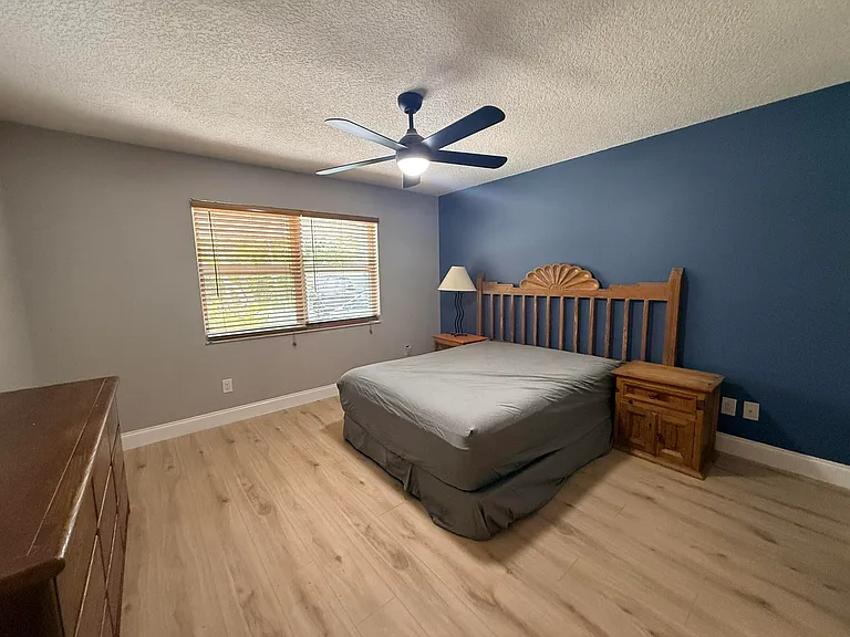 550 SW Natura Ave — Photo 8