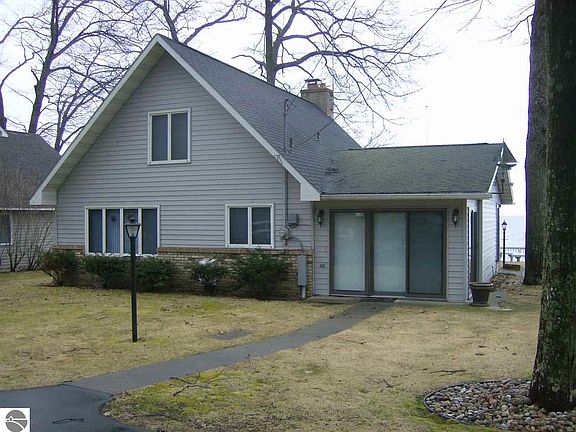 3rd image of 1729 Douglas Dr