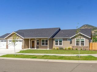 4833 Hathaway Dr, Medford, OR 97504
