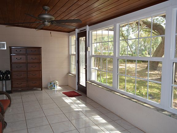 4th image of 1050 Oakland Dr