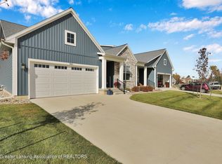 1137 Peninsula Dr, Grand Ledge, MI 48837