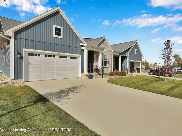 1137 Peninsula Dr, Grand Ledge, MI 48837