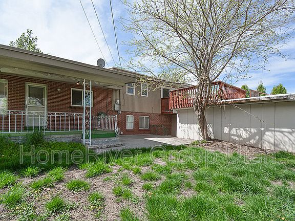 3rd image of 983 E Jasper Cir