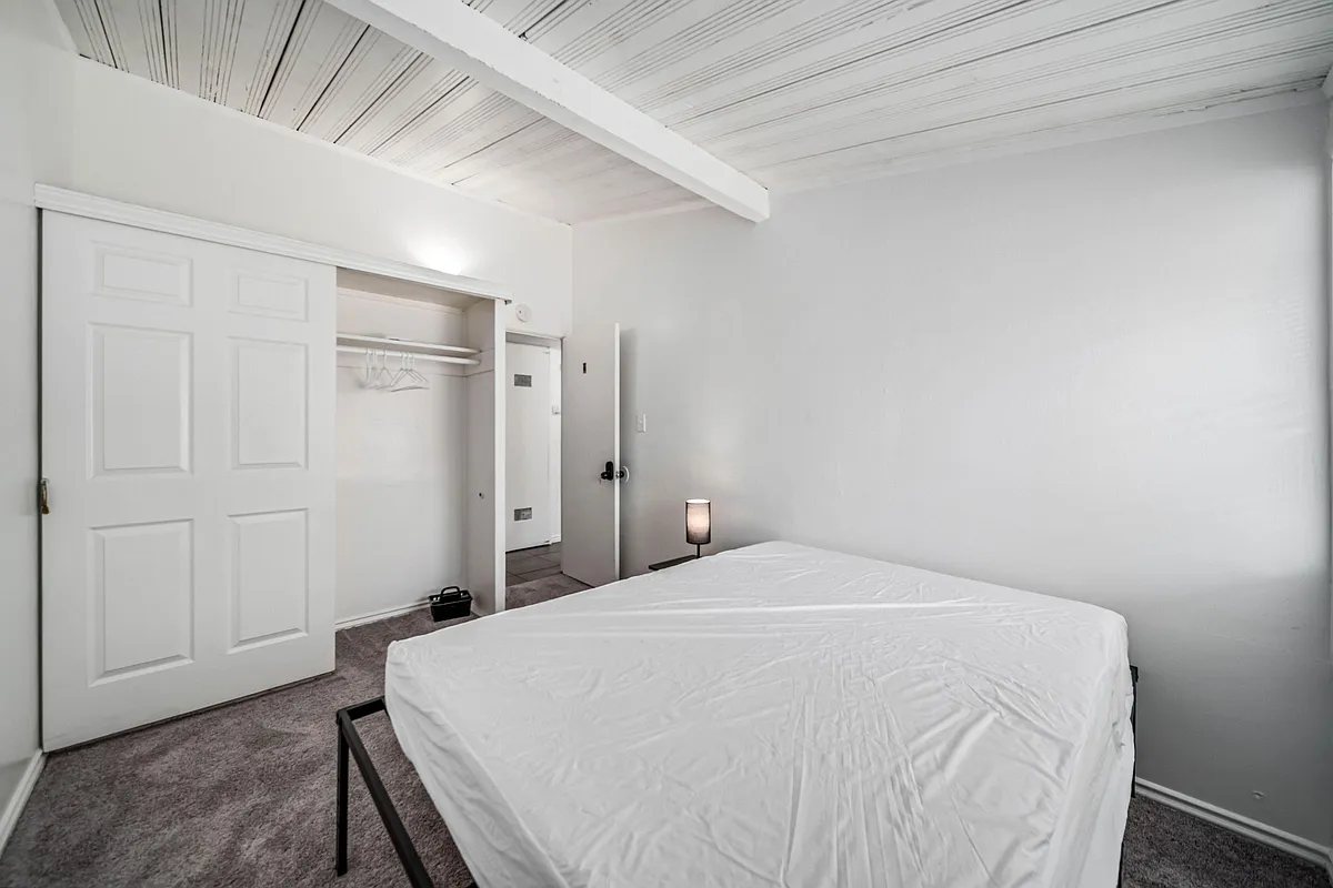 Room 2 - 10th St W