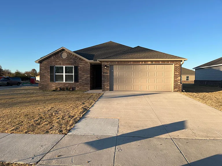 3201 E Jacob Ln — Photo 2