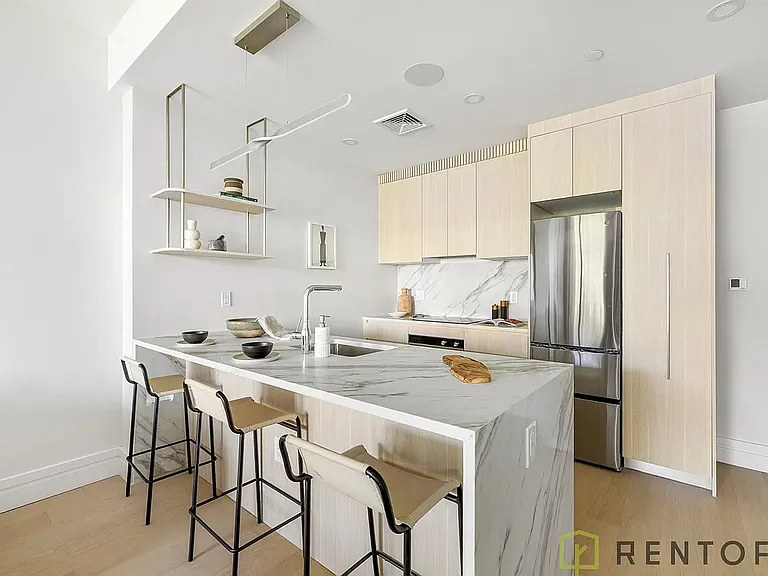 960 Franklin Ave #354 — Photo 3