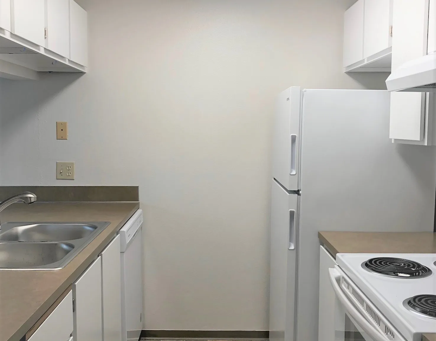 English Gardens Apartments — Photo 1