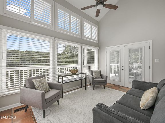 5th image of 489 Jefferson Ln