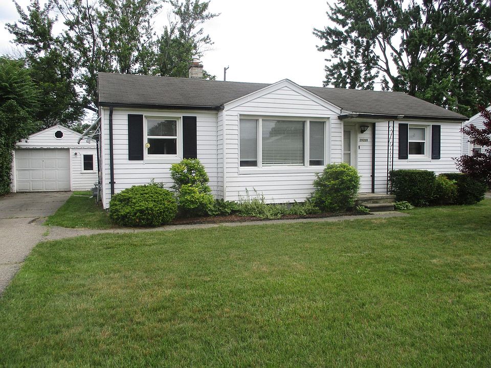 Cute Ranch Style Home w/ Curb Appeal !