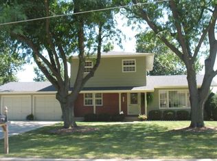 1436 Country Club Dr, Pella, IA 50219