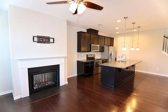 4 bed, 3.0 bath, 1817 sqft, $2,475 — Photo 4