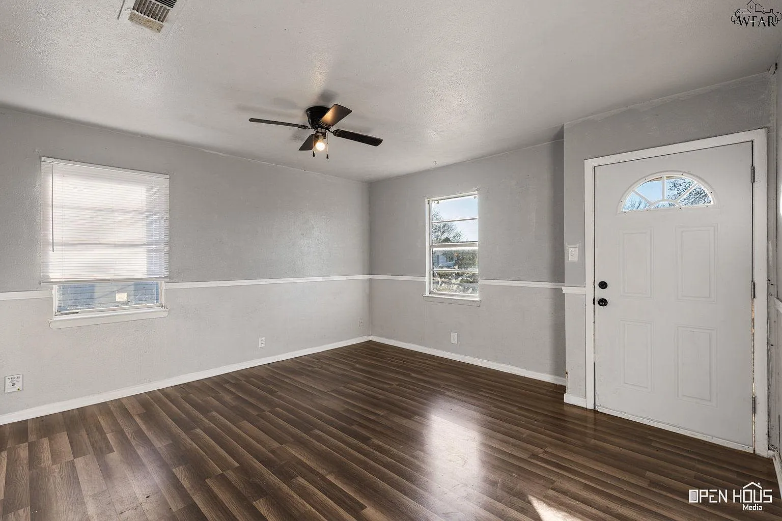 3 bed, 1.0 bath, 906 sqft, $1,295 — Photo 2