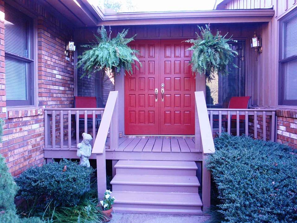 1st image of 108 W Oak Dr
