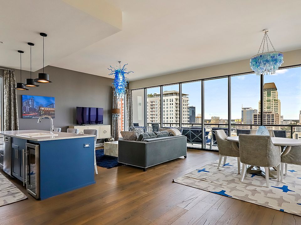 Family room: Wall of glass