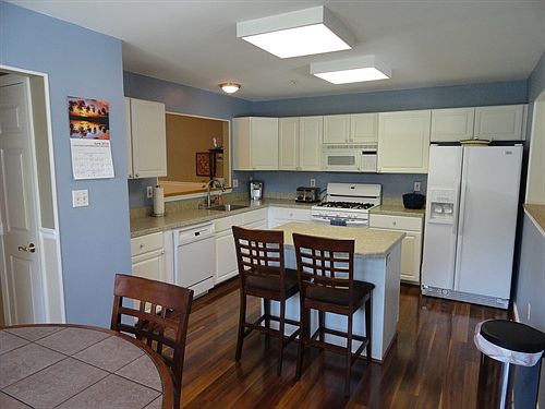 Eat in kitchen w/ island