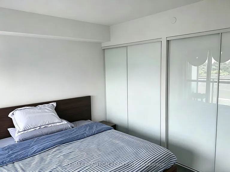 225 Village Green Sq #609 — Photo 4