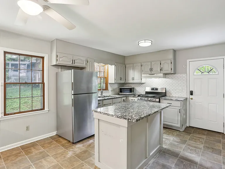 3319 Charlotte Cir SE — Photo 2