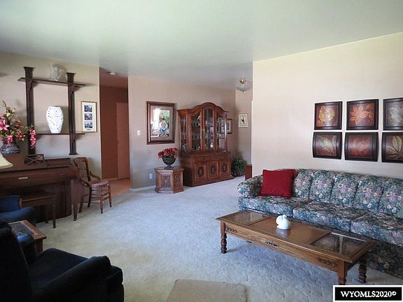 3rd image of 925 Elk Dr