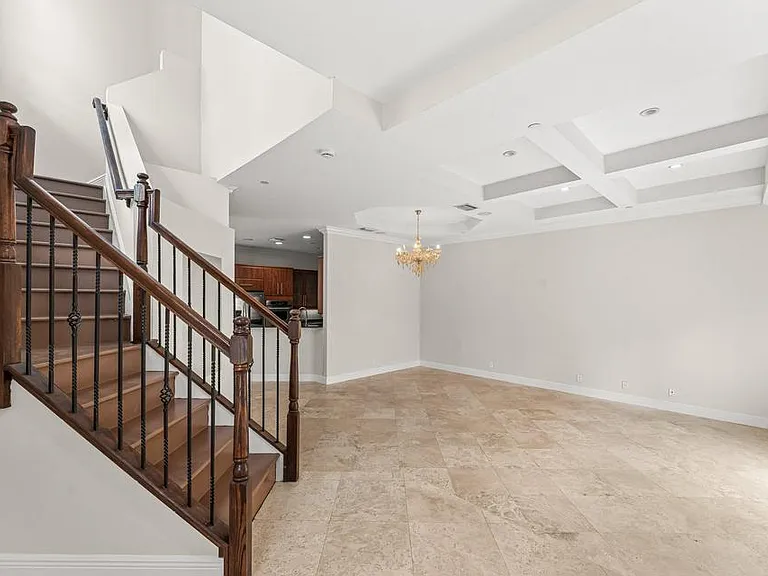 210 NE 69th Cir — Photo 9