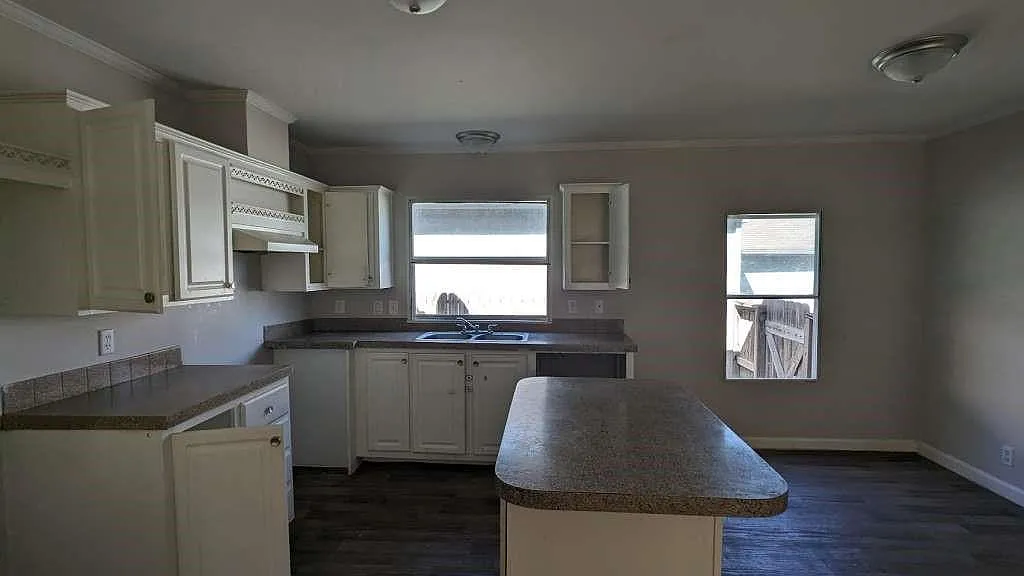 3 bed, 2.0 bath, 1188 sqft, $1,799 — Photo 4