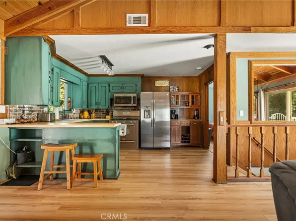 199 Zermat Dr, Crestline, CA 92325