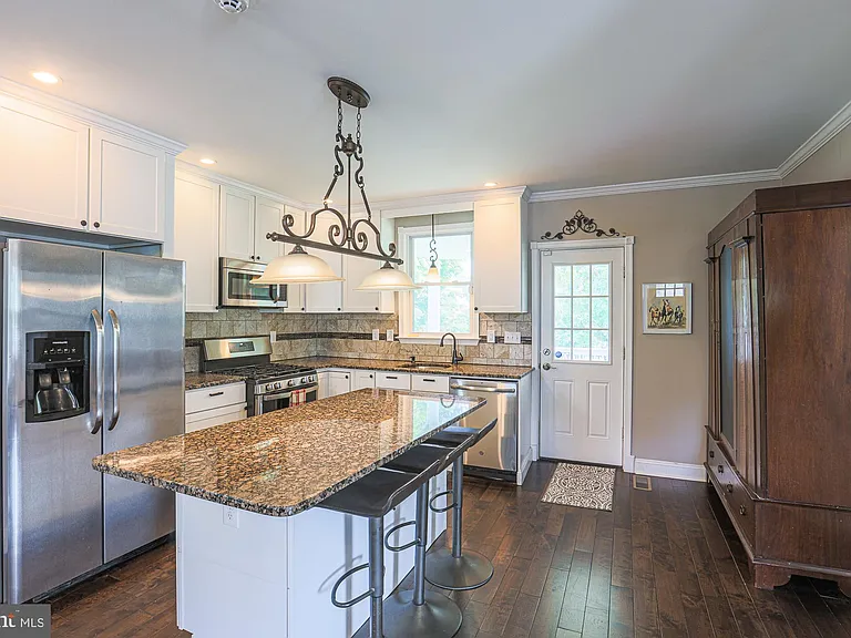 215 Clarendon Ave — Photo 22