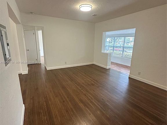 3rd image of 711 SW 39th Ave