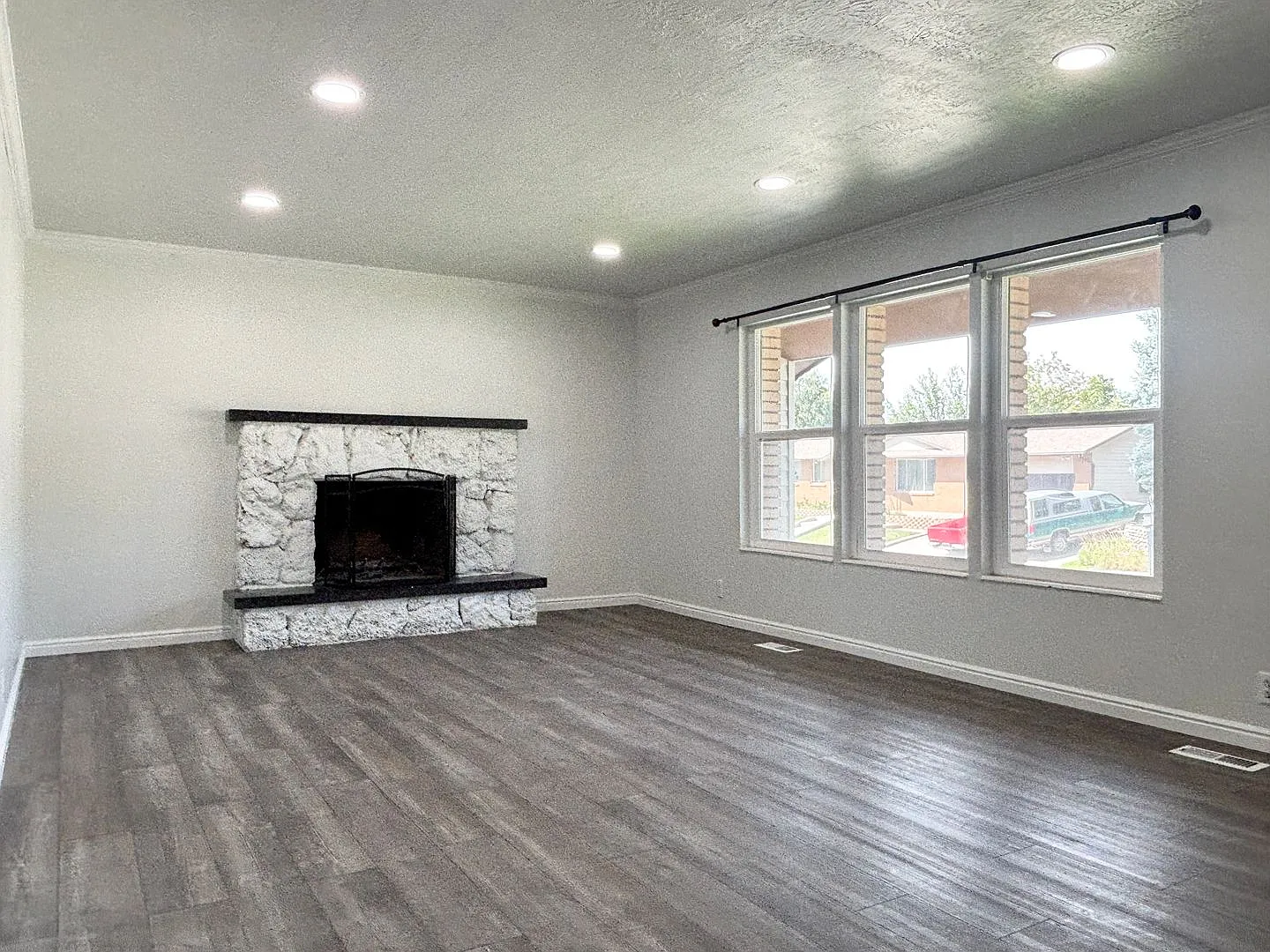 Updated Brick Rambler w/ Mountain Views! — Photo 3