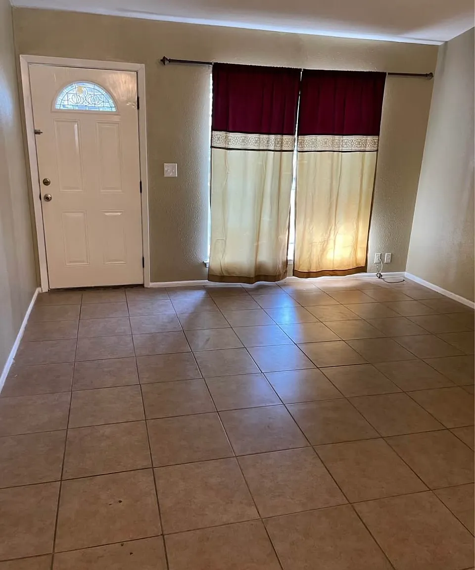 3 bed, 920 sqft, $1,500 — Photo 3