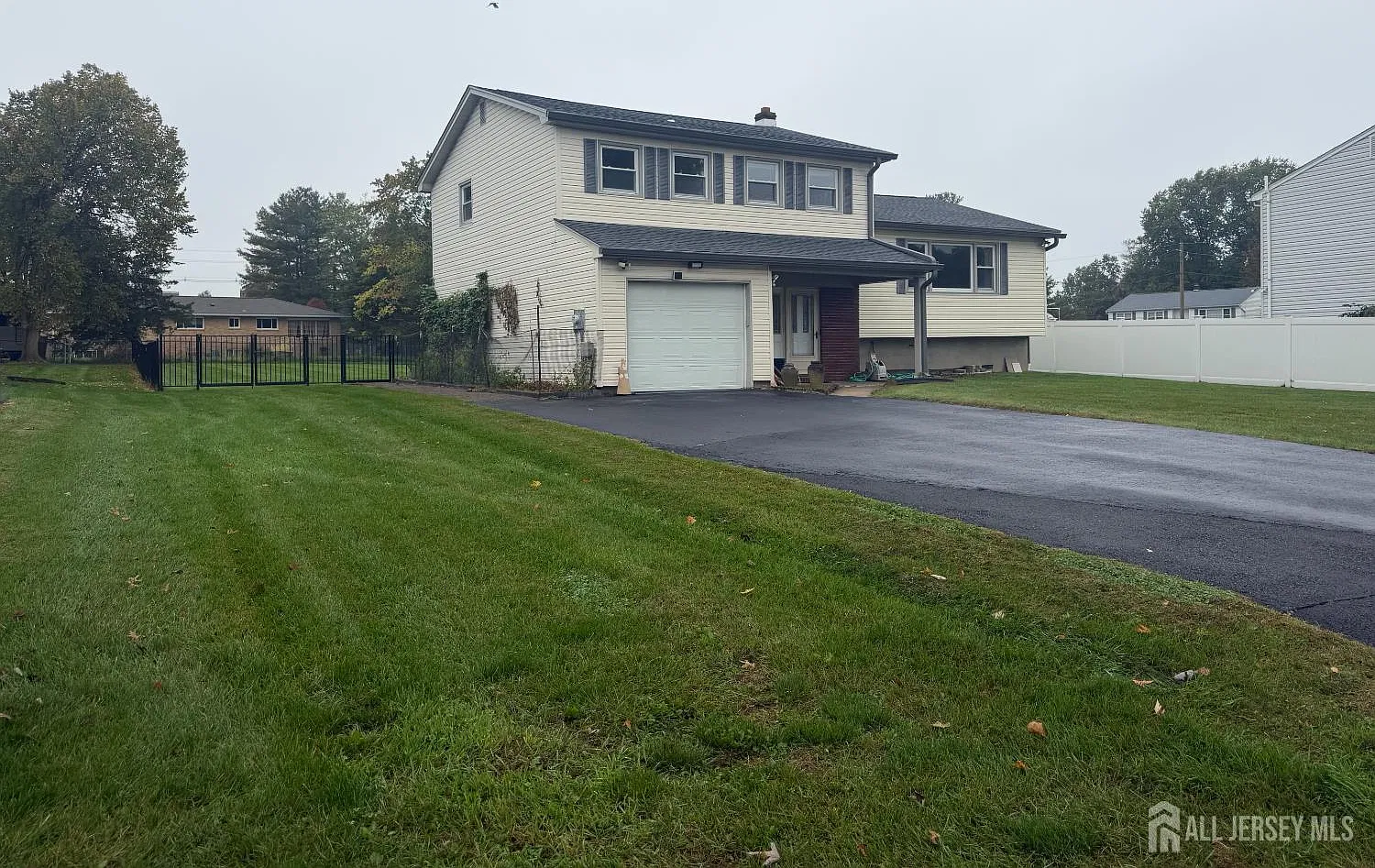 3 bed, 3.0 bath, 1852 sqft, $3,500 — Photo 1