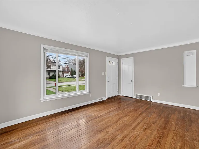 1568 Parker Dr — Photo 2