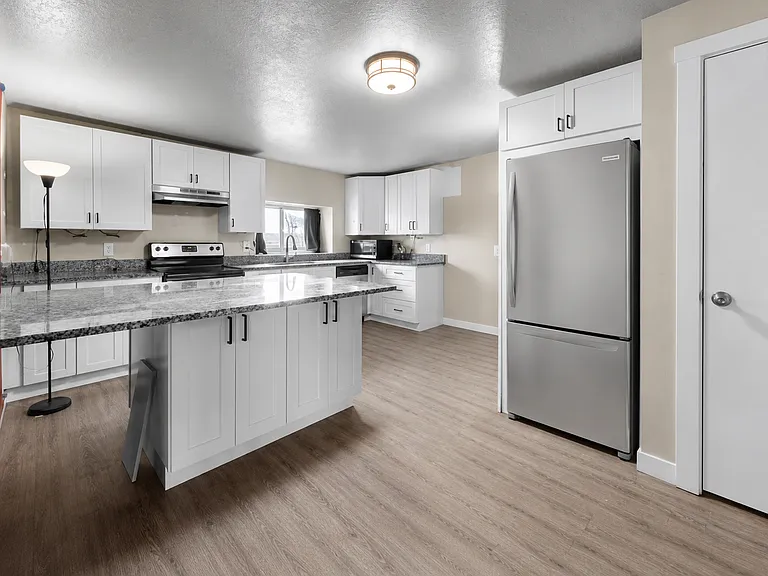 140 W 400 N — Photo 3