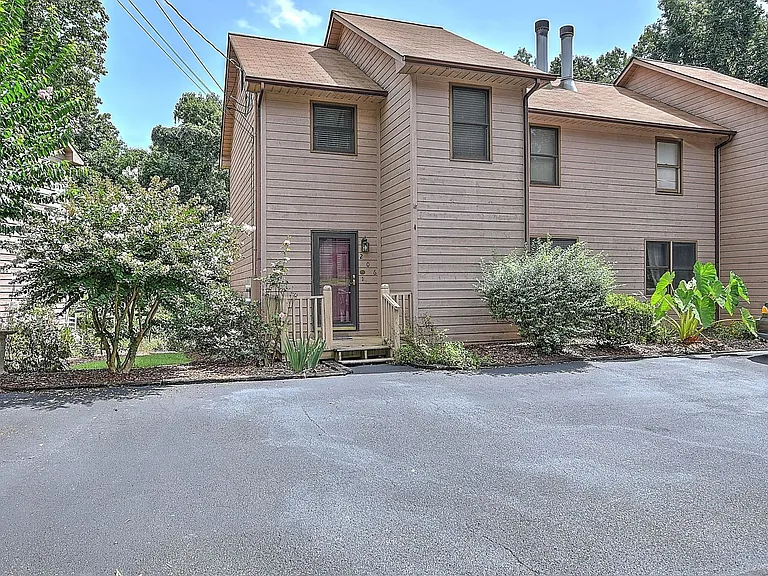 206 Windridge Colony — Photo 1